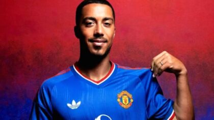 Jersey tandang Manchester United musim 2026/2027 berwarna biru dengan desain retro era 1980-an.
