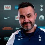 Roberto De Zerbi memberikan instruksi kepada skuad Tottenham Hotspur saat sesi latihan pramusim