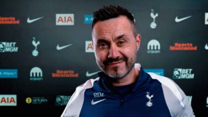 Roberto De Zerbi memberikan instruksi kepada skuad Tottenham Hotspur saat sesi latihan pramusim