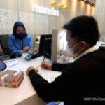 Gedung kantor pusat Bank Mandiri dengan logo perusahaan di Jakarta