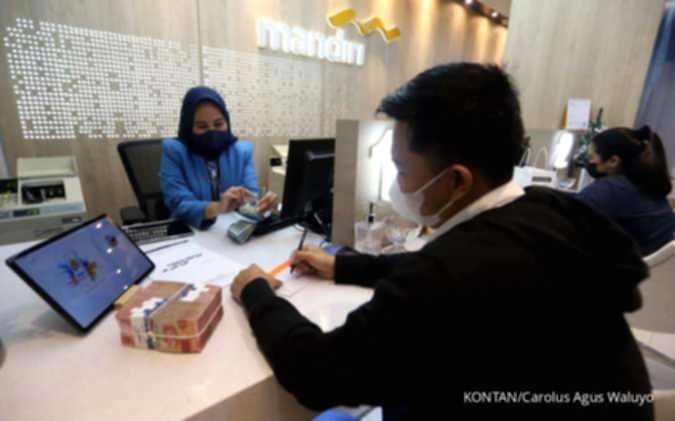 Gedung kantor pusat Bank Mandiri dengan logo perusahaan di Jakarta