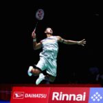 Alwi Farhan melakukan pukulan smash saat bertanding melawan Alex Lanier di Japan Open 2026
