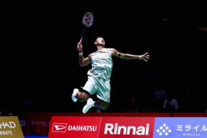 Alwi Farhan melakukan pukulan smash saat bertanding melawan Alex Lanier di Japan Open 2026