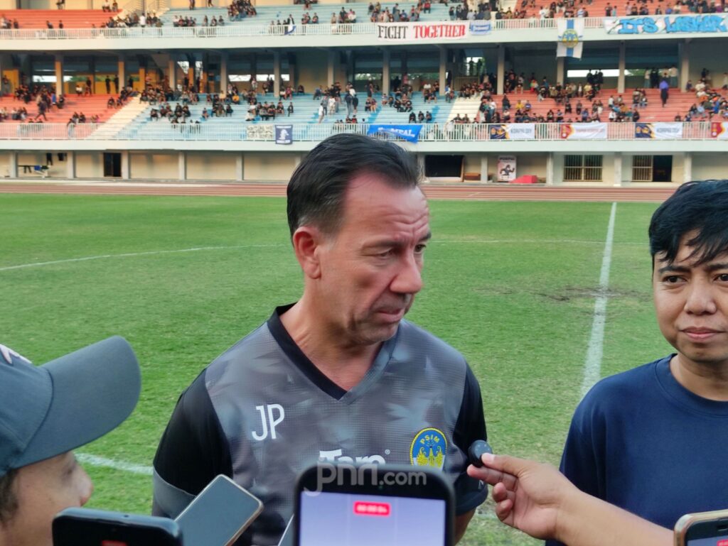 Pelatih PSIM Yogyakarta Jean-Paul Van Gastel memberikan instruksi di lapangan