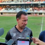 Pelatih PSIM Yogyakarta Jean-Paul Van Gastel memberikan instruksi di lapangan