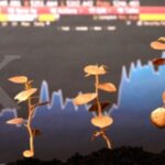 Layar ponsel menampilkan grafik pergerakan harga saham perusahaan teknologi global untuk investasi