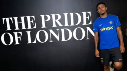 Morgan Rogers mengenakan jersey Chelsea setelah resmi pindah dari Aston Villa dengan rekor transfer 117 juta poundsterling.