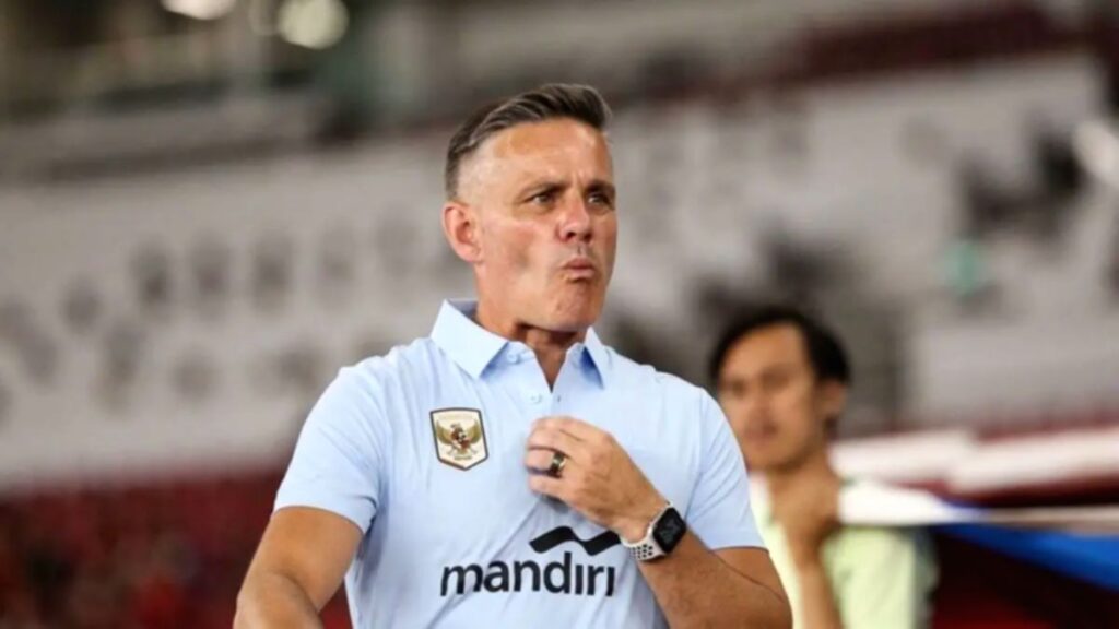 Pelatih Timnas Indonesia John Herdman memantau sesi latihan pemain di Gianyar