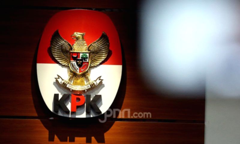 Mantan Pj Bupati Muara Enim Hengky Putrawan memenuhi panggilan pemeriksaan KPK terkait dugaan suap di Jakarta.