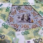 Tampilan layar grafik pergerakan nilai tukar dolar Amerika Serikat di pasar keuangan global.
