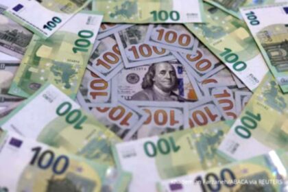 Tampilan layar grafik pergerakan nilai tukar dolar Amerika Serikat di pasar keuangan global.