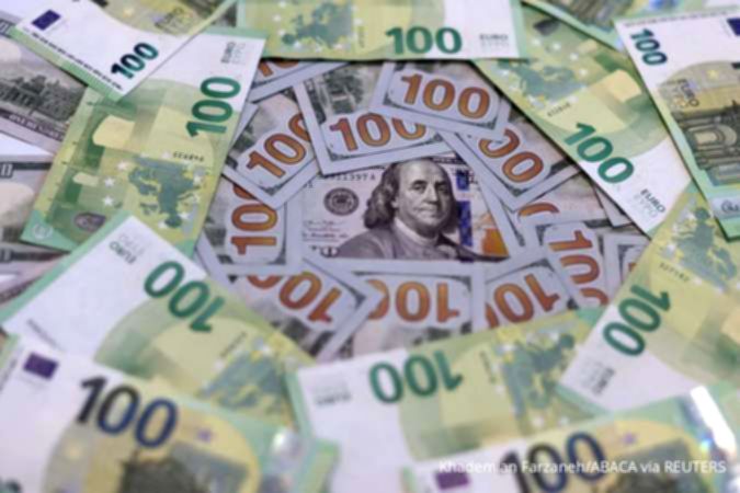 Tampilan layar grafik pergerakan nilai tukar dolar Amerika Serikat di pasar keuangan global.