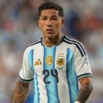 Xabi Alonso memberikan keterangan pers mengenai masa depan Enzo Fernandez di Chelsea