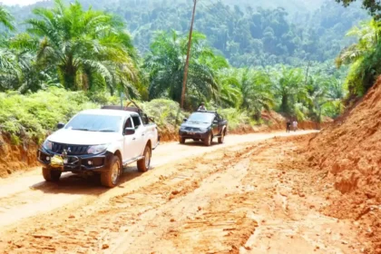 pemkab-dharmasraya-gandeng-pt-tka-tuntaskan-isolasi-jalan-bukit-hujan