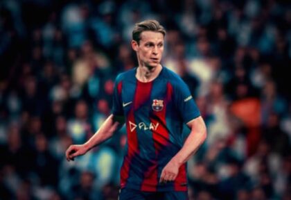 Frenkie de Jong saat berlatih bersama Barcelona di lapangan hijau