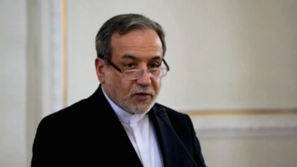 Menteri Luar Negeri Iran Abbas Araghchi saat memberikan keterangan mengenai negosiasi dengan utusan AS.