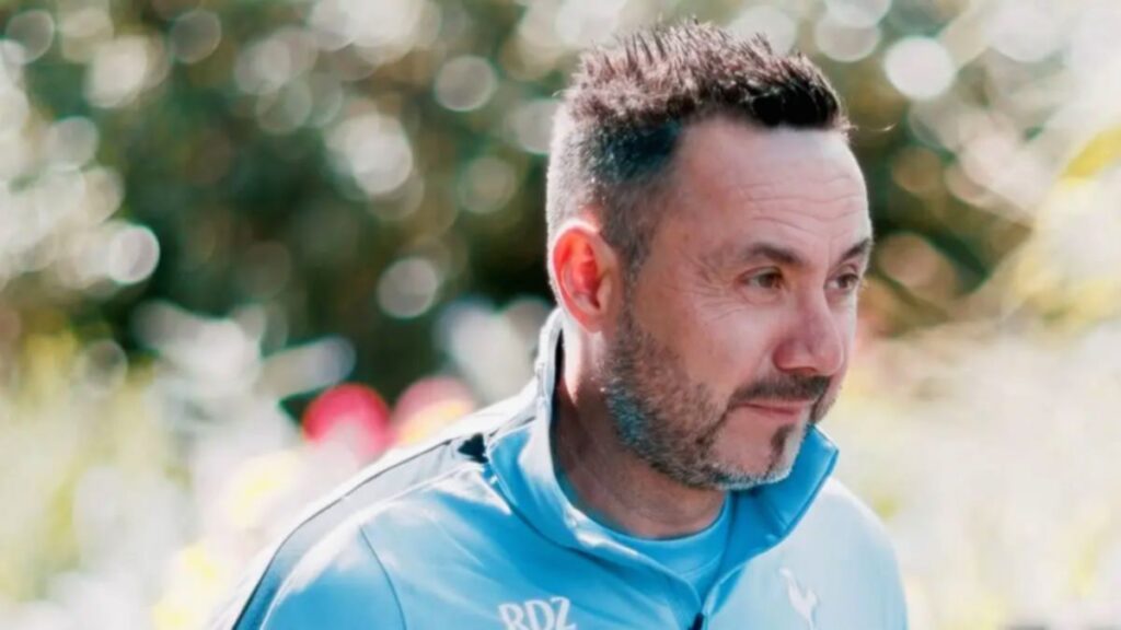 Pelatih Tottenham Hotspur Roberto De Zerbi memberikan instruksi di pinggir lapangan saat sesi latihan tim