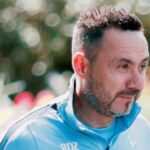 Pelatih Tottenham Hotspur Roberto De Zerbi memberikan instruksi di pinggir lapangan saat sesi latihan tim