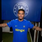 Morgan Rogers saat diperkenalkan sebagai pemain baru Chelsea di Stamford Bridge