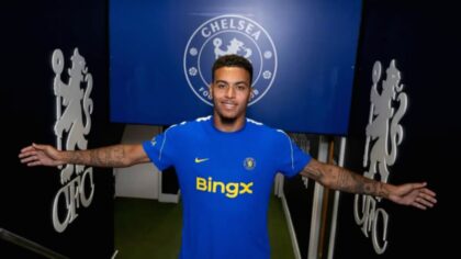 Morgan Rogers saat diperkenalkan sebagai pemain baru Chelsea di Stamford Bridge