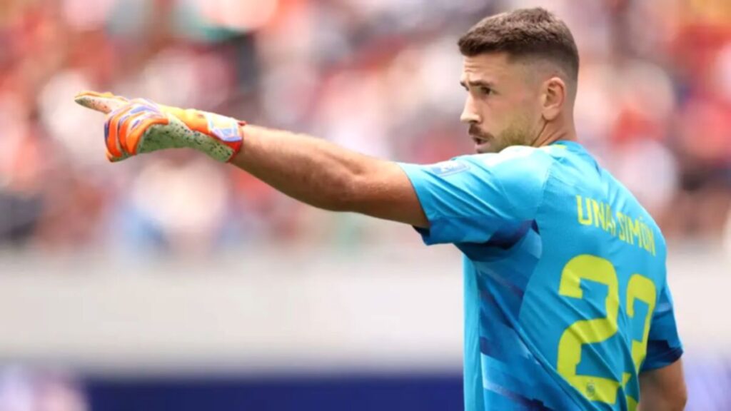 Yeremy Pino mencium pipi kiper Unai Simon saat parade juara Piala Dunia 2026 di Madrid