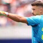 Yeremy Pino mencium pipi kiper Unai Simon saat parade juara Piala Dunia 2026 di Madrid
