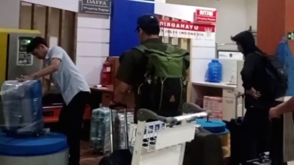 Tumpukan uang tunai hasil sitaan KPK dalam operasi penggeledahan di kediaman Kadis PUPR Kota Bengkulu