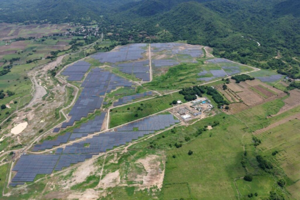 Panel surya terpasang di lahan terbuka sebagai bagian dari proyek energi terbarukan Pertamina NRE di Filipina.