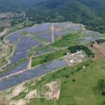 Panel surya terpasang di lahan terbuka sebagai bagian dari proyek energi terbarukan Pertamina NRE di Filipina.