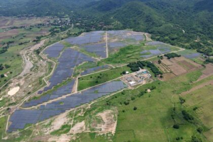 Panel surya terpasang di lahan terbuka sebagai bagian dari proyek energi terbarukan Pertamina NRE di Filipina.
