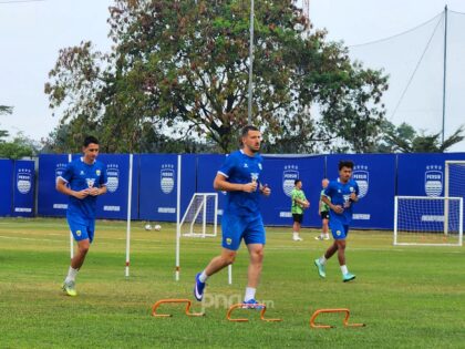 Penyerang baru Persib Bandung asal Montenegro, Balsa Sekulic, saat diperkenalkan oleh manajemen klub.