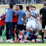 Pemain Argentina dan Spanyol bersitegang di lapangan setelah pertandingan final Piala Dunia 2026