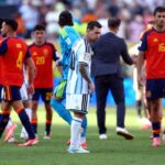 Lionel Messi menunduk di lapangan usai pertandingan final Piala Dunia 2026 di New Jersey