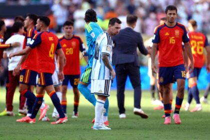 Lionel Messi menunduk di lapangan usai pertandingan final Piala Dunia 2026 di New Jersey