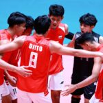 Pelatih Odyk Hermanto memberikan arahan kepada pemain timnas voli putra Indonesia U-18 di lapangan.