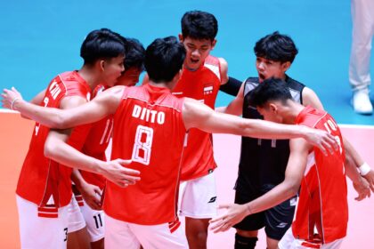Pelatih Odyk Hermanto memberikan arahan kepada pemain timnas voli putra Indonesia U-18 di lapangan.