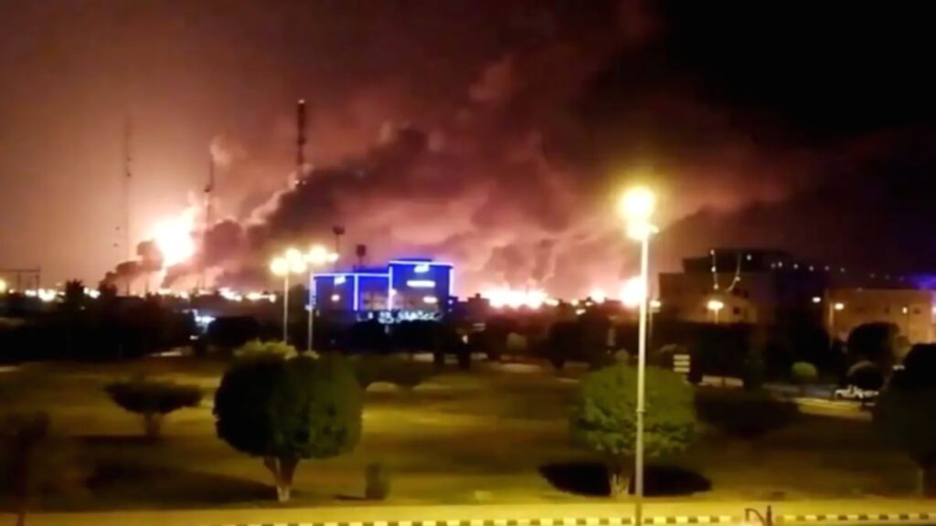 Asap membubung dari lokasi pangkalan militer Amerika Serikat di Arab Saudi pasca serangan rudal Iran.