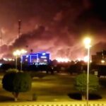 Asap membubung dari lokasi pangkalan militer Amerika Serikat di Arab Saudi pasca serangan rudal Iran.
