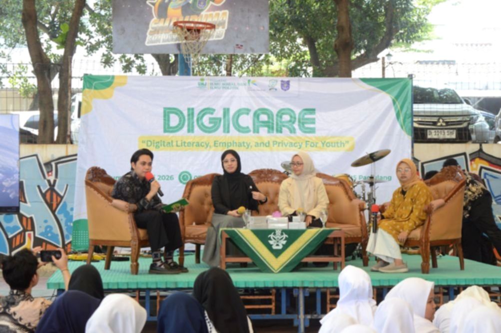 Suasana kegiatan literasi digital program DIGICARE 2026 oleh dosen dan mahasiswa UMJ di SMA Muhammadiyah 25 Setiabudi.