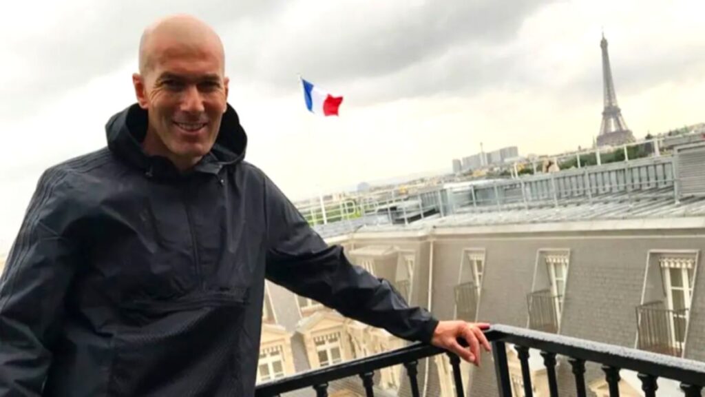 Zinedine Zidane saat memberikan arahan di pinggir lapangan dalam sebuah pertandingan sepak bola