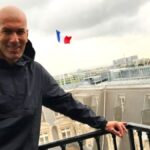 Zinedine Zidane saat memberikan arahan di pinggir lapangan dalam sebuah pertandingan sepak bola
