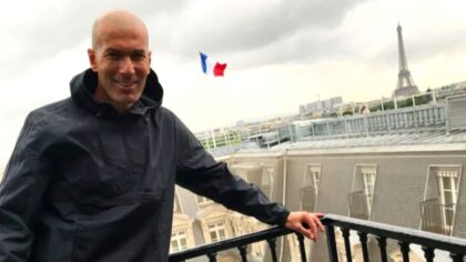 Zinedine Zidane saat memberikan arahan di pinggir lapangan dalam sebuah pertandingan sepak bola