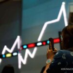 Tampilan layar monitor yang menunjukkan grafik penurunan Indeks Harga Saham Gabungan di Bursa Efek Indonesia