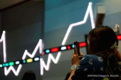Tampilan layar monitor yang menunjukkan grafik penurunan Indeks Harga Saham Gabungan di Bursa Efek Indonesia