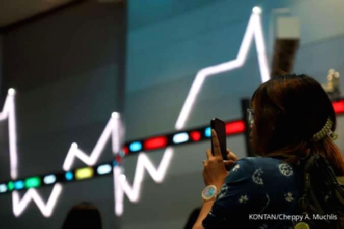 Tampilan layar monitor yang menunjukkan grafik penurunan Indeks Harga Saham Gabungan di Bursa Efek Indonesia