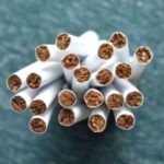 Pekerja pabrik sedang memproses produksi rokok di fasilitas manufaktur industri tembakau nasional.