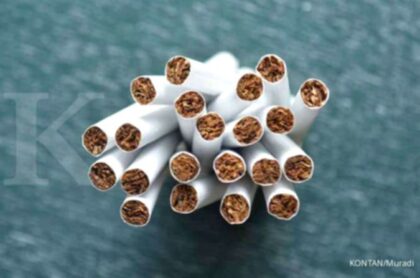 Pekerja pabrik sedang memproses produksi rokok di fasilitas manufaktur industri tembakau nasional.