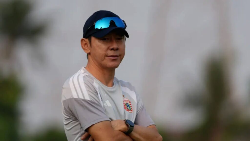 Para pemain muda Persija Jakarta dari tim Elite Pro Academy saat menjalani sesi latihan di lapangan.