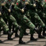 Logo TNI dan suasana kantor pemerintahan di Papua yang menjadi lokasi penyelidikan