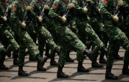 Logo TNI dan suasana kantor pemerintahan di Papua yang menjadi lokasi penyelidikan